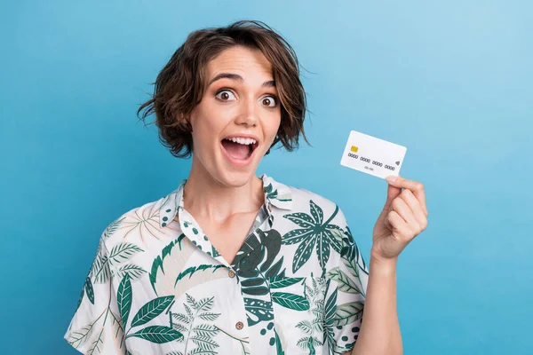 陽気な興奮した女性の写真 プリントシャツのドレスオープン口上昇クレジットカード隔離ブルーカラー背景 — ストック写真