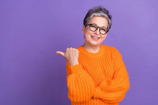 Zdjęcie Fajnej Uroczej Kobiety Ubranej Pomarańczowy Sweter Pokazując Kciuk Puste — Zdjęcie stockowe