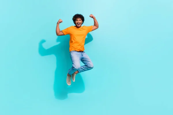 Full Size Photo Overjoyed Sportive Man Jumping Raise Fists Flex — Stock Photo, Image