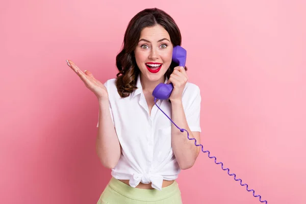 Etkilenmiş Beyaz Tişörtlü Konuşan Telefonu Konuşan Pembe Arkaplanlı Komik Bir — Stok fotoğraf