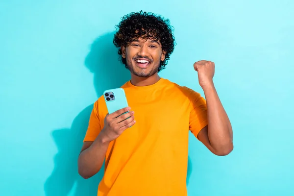 Retrato Chico Funky Encantado Mantener Teléfono Inteligente Levantar Puño Éxito — Foto de Stock