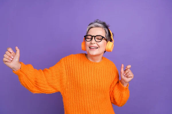 Photo Optimistic Positive Woman Short Haircut Dressed Orange Sweater Dancing — Stock Photo, Image