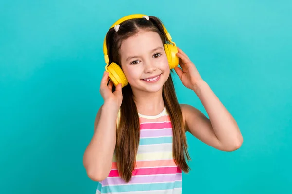 Foto Adorable Chica Positiva Radiante Sonrisa Manos Toque Auriculares Disfrutar — Foto de Stock