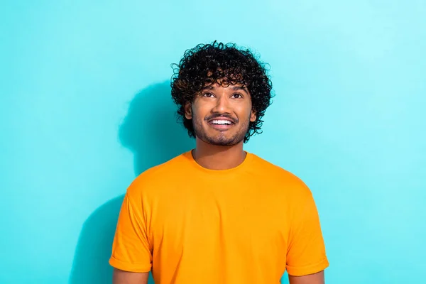 Pozitif Işıl Işıl Gülümseyen Adamın Portresi Turkuaz Renk Arka Planında — Stok fotoğraf