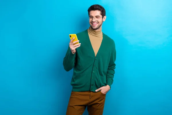 Photo Good Mood Cute Man Wear Green Cardigan Spectacles Communicating — Stock Photo, Image