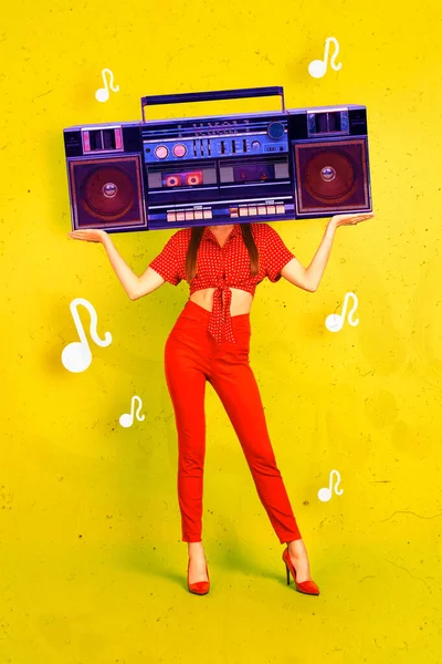 离奇的 没有脸的女孩听盒式磁带播放机在黄色明亮的背景下独立演奏的高音海报草图 — 图库照片