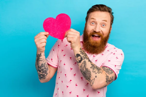 Porträtt Överlycklig Funky Man Med Cool Tatuering Bära Flamingo Shirt — Stockfoto