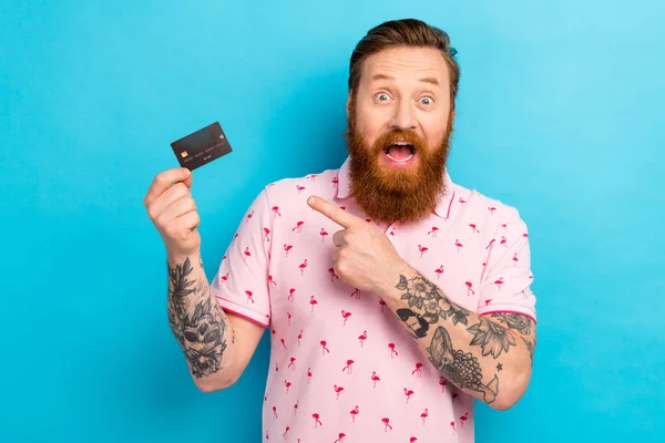 Porträt Eines Überglücklichen Mannes Mit Coolem Tattoo Trägt Flamingo Shirt — Stockfoto