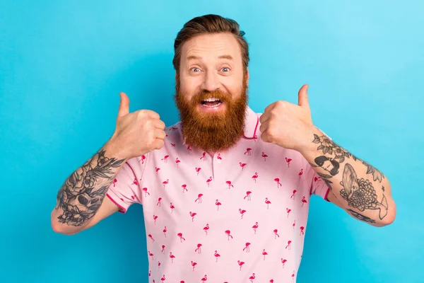 Foto Homem Impressionado Feliz Com Barba Ruiva Usar Rosa Shirt — Fotografia de Stock