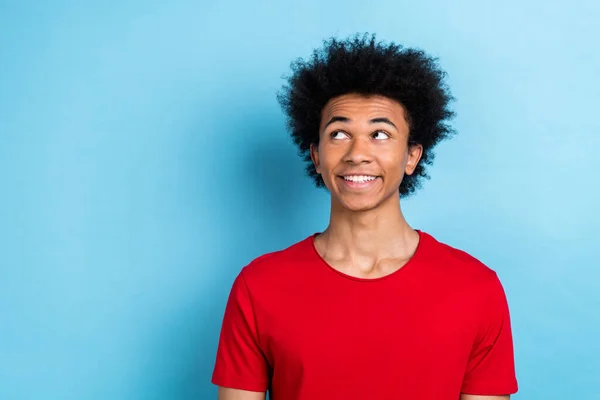 Foto Divertido Tipo Peinado Ondulado Multinacional Sonriendo Buscando Espacio Vacío — Foto de Stock