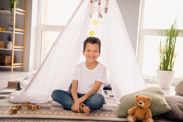 Sevimli Çocuğun Fotoğrafı Tatillerde Boş Vakitleri Var Yapımı Çadır Oyun — Stok fotoğraf