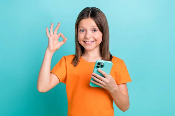 Turuncu Tişörtlü Güzel Bir Kızın Portresi Kolunda Akıllı Telefon Var — Stok fotoğraf