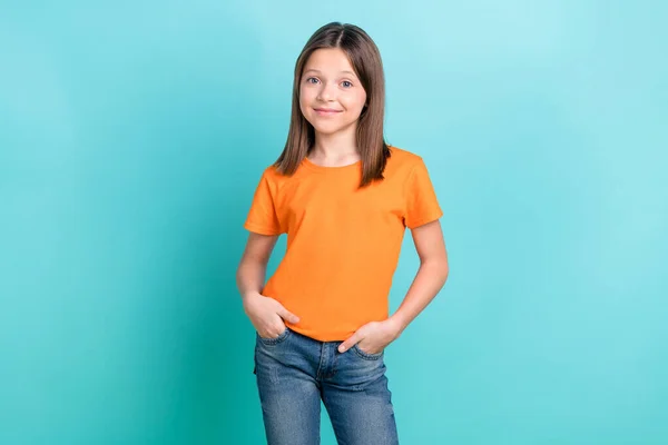 Portrét Příjemné Pozitivní Pěkné Školačky Oblečený Oranžové Tričko Stojící Dlaně — Stock fotografie