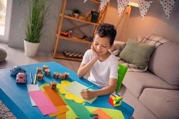 Tatlı Çocuğun Fotoğrafı Masaüstüne Oturmuş Rahat Bir Oyun Odasında Sanat — Stok fotoğraf