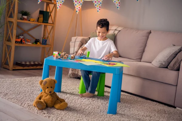 Güzel Sevimli Küçük Çocuk Gülüşünün Portresi Masaya Otur Arabaları Oyna — Stok fotoğraf