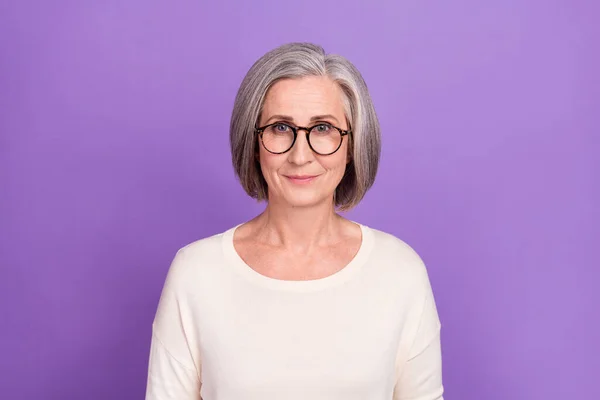 令人惊奇的老年女工穿着眼镜 白衬衫 鲍伯式发型 紫色背景的照片 — 图库照片