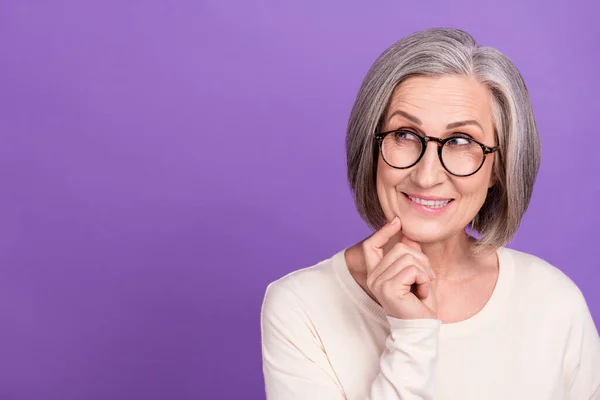 面白い年金受給者の女性の写真 興味深い外観 空のスペーストリッキーフェイス 噛み付く 低リップスリー賢明なアイデア 単離された紫色の背景 — ストック写真