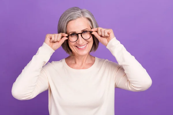 Φωτογραφία Από Ελκυστική Συνταξιούχος Κυρία Φορούν Γυαλιά Όρασης Οφθαλμίατρος Check — Φωτογραφία Αρχείου