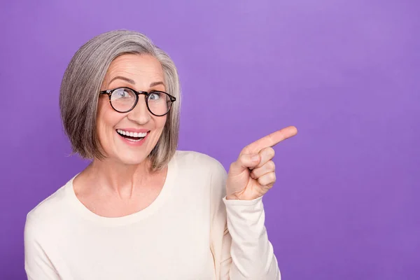 Foto Atraente Idade Seniores Senhora Direto Dedo Anúncio Eyewear Clínica — Fotografia de Stock