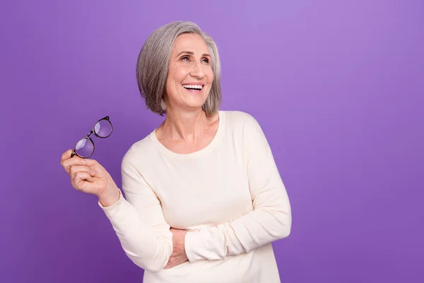 Porträt Der Flippigen Großmutter Graue Haare Abnehmen Brille Suchen Leeren — Stockfoto
