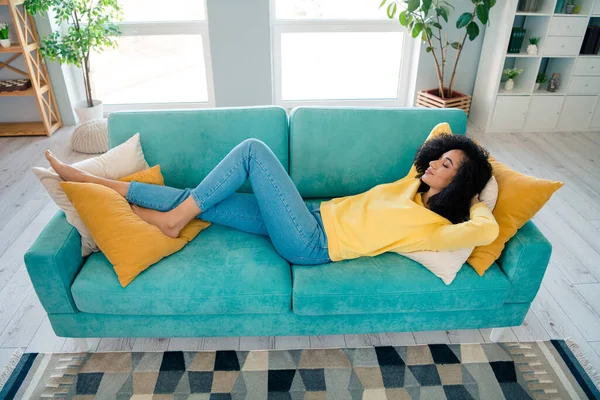 Cerca Foto Mujer Adorable Agradable Con Perming Coiffure Desgaste Amarillo — Foto de Stock