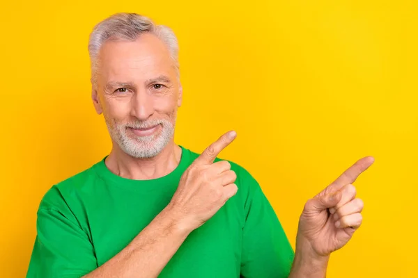 Foto Von Fröhlichen Charmanten Mann Tragen Grünes Shirt Mit Zwei — Stockfoto