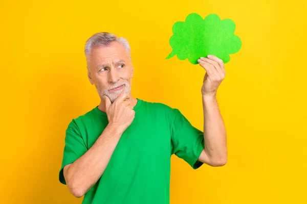 Şüpheli Bir Adamın Fotoğrafı Yeşil Tişört Giyiyor Zihin Bulutu Taşıyor — Stok fotoğraf