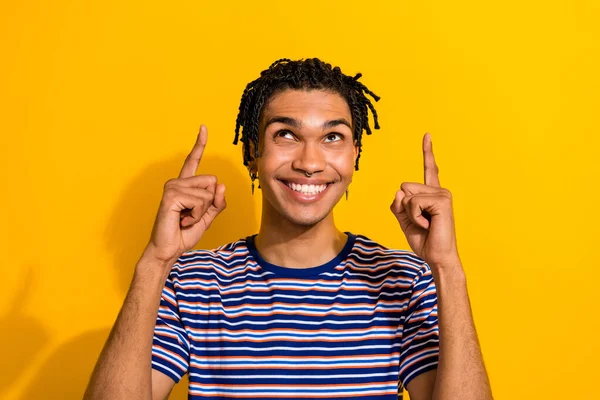 Foto Van Positieve Man Tand Glimlach Gekleed Trendy Kleding Doordringende — Stockfoto