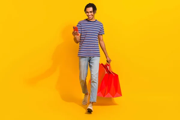 Retrato Tamanho Completo Homens Bonitos Positivos Segurar Sacos Boutique Andando — Fotografia de Stock