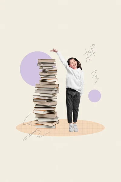 面白い少女ティーンエイジャーのクリエイティブポスターコラージュハンド測定高さパイルスタックブック読書準備試験オタク — ストック写真