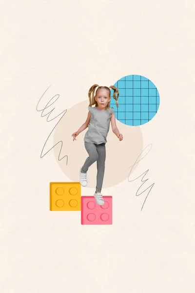 复合设计拼贴模板广告角色扮演小女孩的玩具在米色背景上被隔离得很开心 — 图库照片