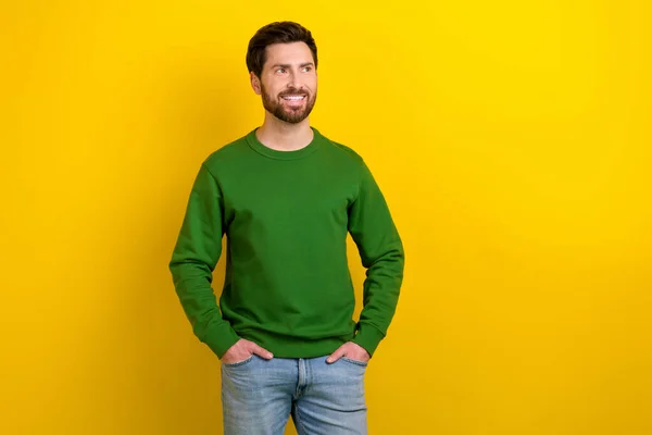 魅力的な男性のひげ付き男性の写真サイドバーショップポスターの着用緑のスウェットシャツジーンズ隔離された黄色の背景 — ストック写真