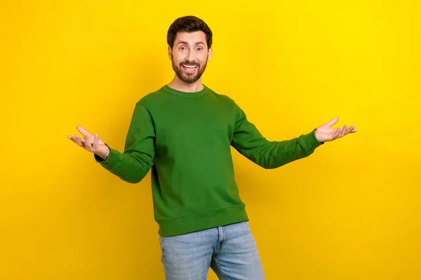 興奮する陽気な男の写真 スタイリッシュなスウェットシャツを着用 手を上げる イエローカラーの背景に隔離された良い気分を満たす — ストック写真