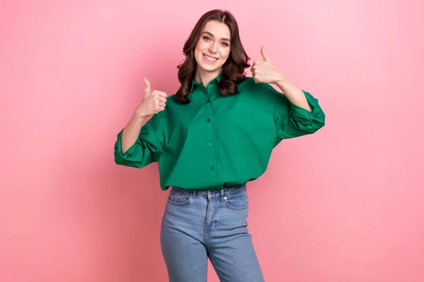 Fotografie Krásné Sladké Dáma Nosit Zelenou Košili Úsměvem Ukazující Dva — Stock fotografie