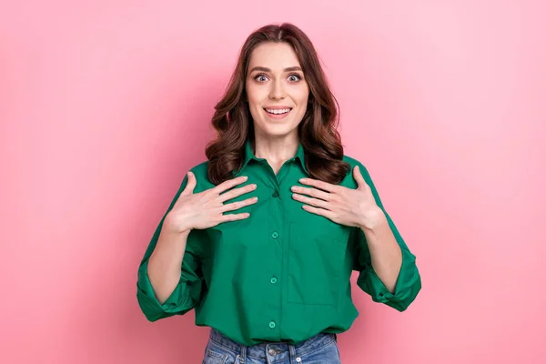 印象的なファンキーな女性の写真は 緑のシャツアームチェストを着用し 孤立したピンク色の背景を微笑みます — ストック写真
