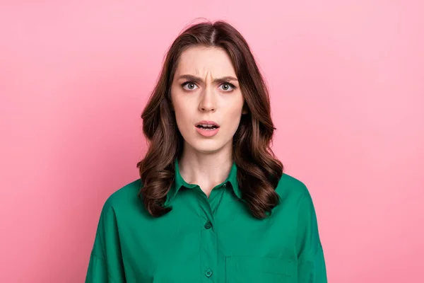 Foto Imponerad Chockad Kvinna Klädd Grön Skjorta Stora Ögon Öppen — Stockfoto
