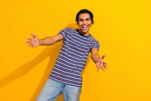 Foto Optimista Hombre Agradable Con Cornrows Vestido Rayas Camiseta Estirando — Foto de Stock