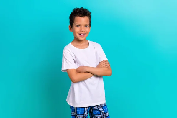 Zdjęcie Wesoły Pozytywny Chłopiec Ręce Ubrania Nosić Komfort Piżamy Ubrania — Zdjęcie stockowe