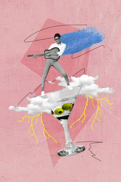 时尚女士弹吉他喝着马提尼的艺术品拼图拼贴画 孤立的粉色背景 — 图库照片