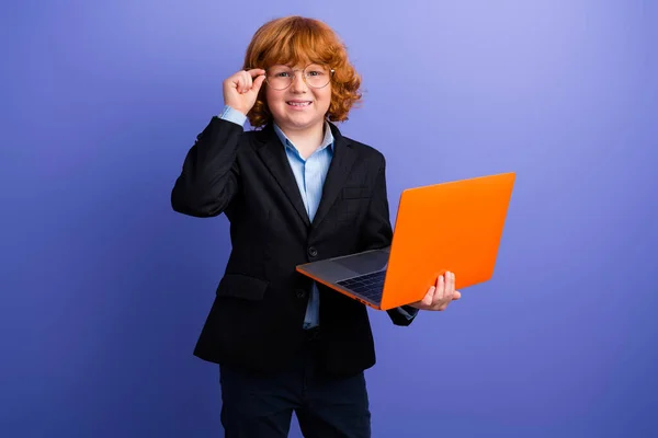 Portret Inteligentnego Ucznia Dotykać Okulary Trzymać Bezprzewodową Netbook Izolowane Fioletowym — Zdjęcie stockowe