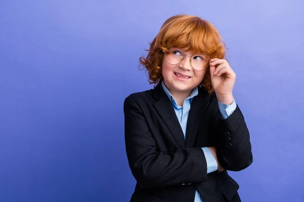 Portret Inteligentnego Chłopca Ramię Dotyk Okulary Wyglądają Puste Miejsce Burza — Zdjęcie stockowe