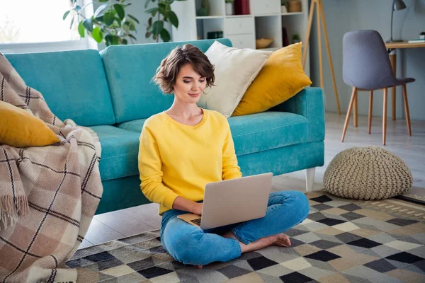 Foto Yndig Dejlig Pige Iværksætter Sidder Fluffy Tæppe Hold Netbook - Stock-foto