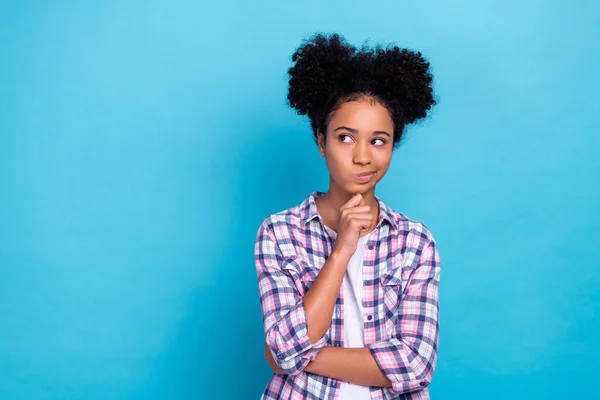 Porträt Eines Gleichgesinnten Teenagers Mit Afro Frisur Tragen Kariertes Hemd — Stockfoto
