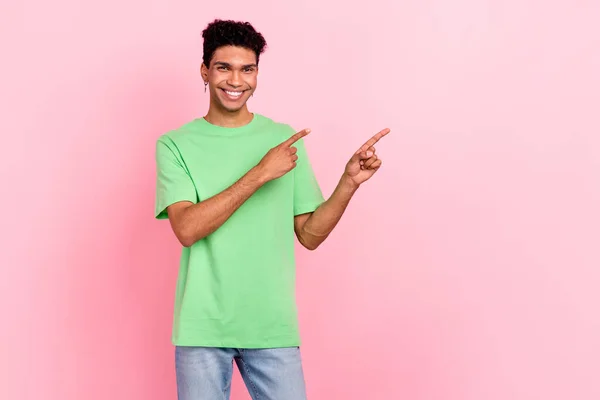 Foto Chico Positivo Alegre Usar Camiseta Verde Apuntando Dos Dedos — Foto de Stock