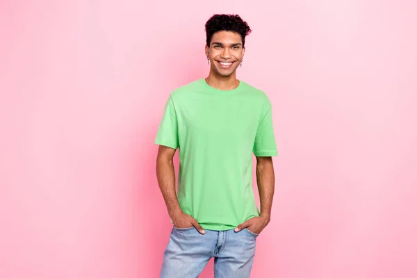 Foto Encantador Tipo Funky Usar Camiseta Verde Sonriente Manos Brazos — Foto de Stock