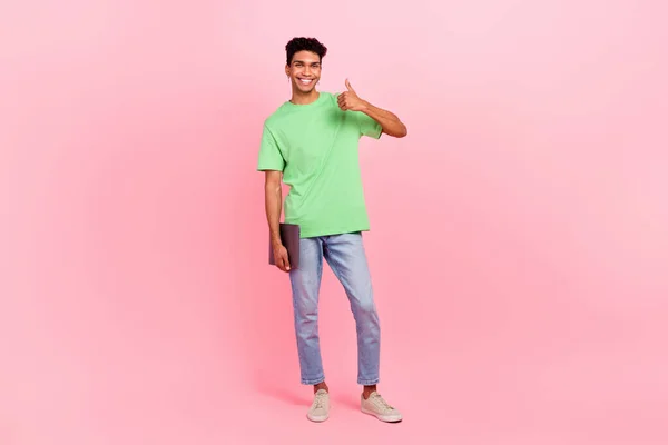 Full Length Φωτογραφία Του Ικανοποιημένου Άνδρα Ντυμένος Κομψό Shirt Κρατώντας — Φωτογραφία Αρχείου