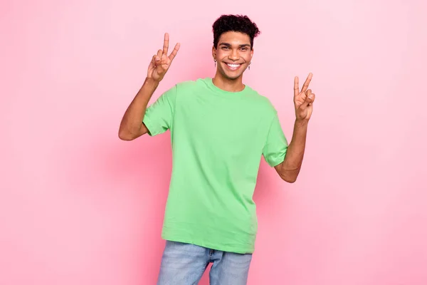 Foto Glada Funky Kille Bär Grön Shirt Ser Visar Två — Stockfoto