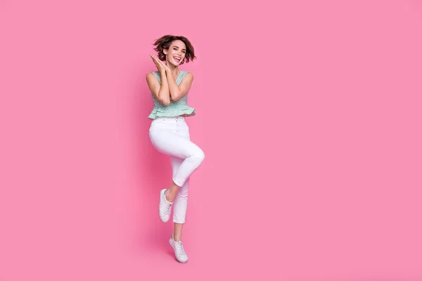 全长照片中惊喜交集的女孩一只脚踮着脚尖站在空旷的空间广告上 用粉色背景隔开 — 图库照片