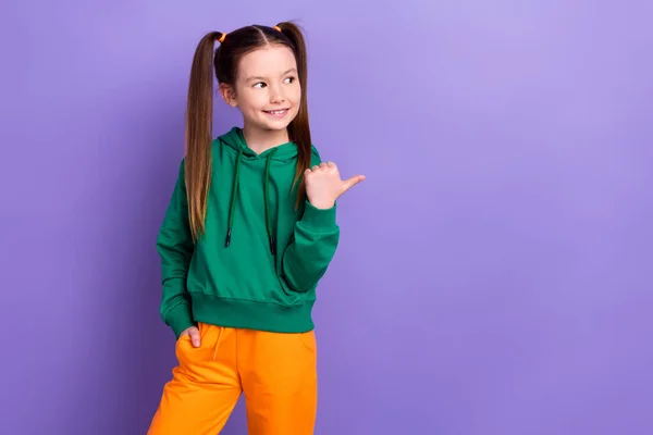 Φωτογραφία Του Μικρού Κοριτσιού Σχολιαρόπαιδο Φορούν Κομψό Ντύσιμο Σκηνοθεσία Δάχτυλο — Φωτογραφία Αρχείου