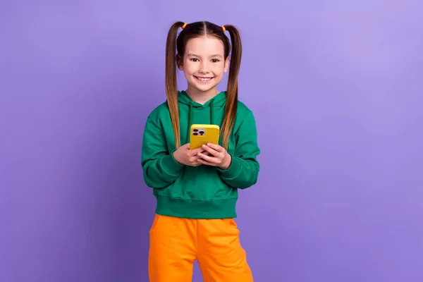 Foto Bonito Pequena Estudante Desgaste Verde Sweatshirt Segurar Smartphone Primeiro — Fotografia de Stock